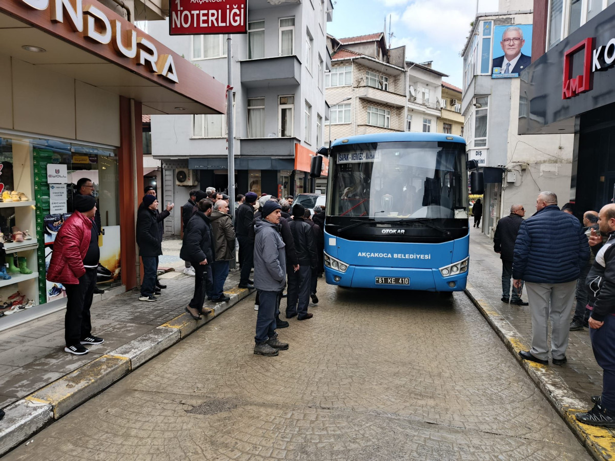 Akçakoca şehir merkezi kaza nedeniyle trafik kilitlendi...