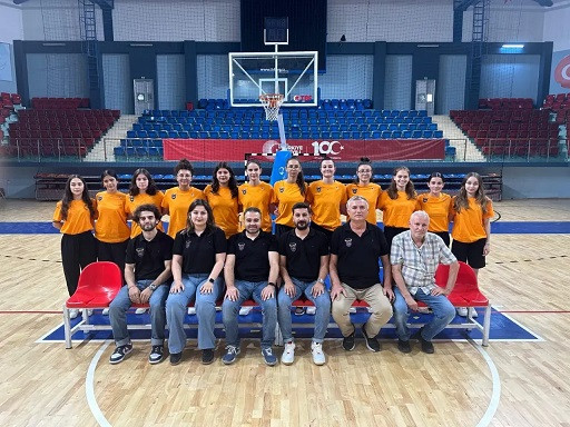 BASKETBOLDA KIZLARIMIZ PARKEYE İNİYOR