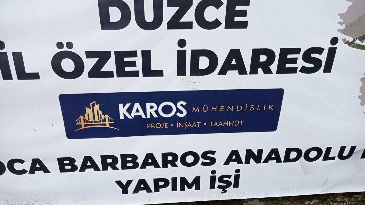 BEZ AFİŞİ HALA YERİNDE DURUYOR, AMA OKUL MEYDANDA YOK