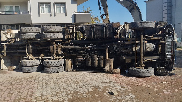 (Görüntülü)AKÇAKOCA DA BETON POMPASI DEVRİLDİ...