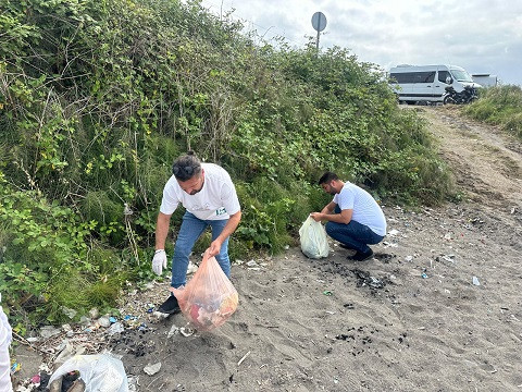 (Videolu) Temiz bir çevre için sahile indiler 1 ton çöp topladılar