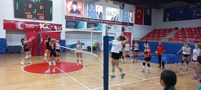 VOLEYBOLCU KIZLARIMIZ DEPLASMANDA 