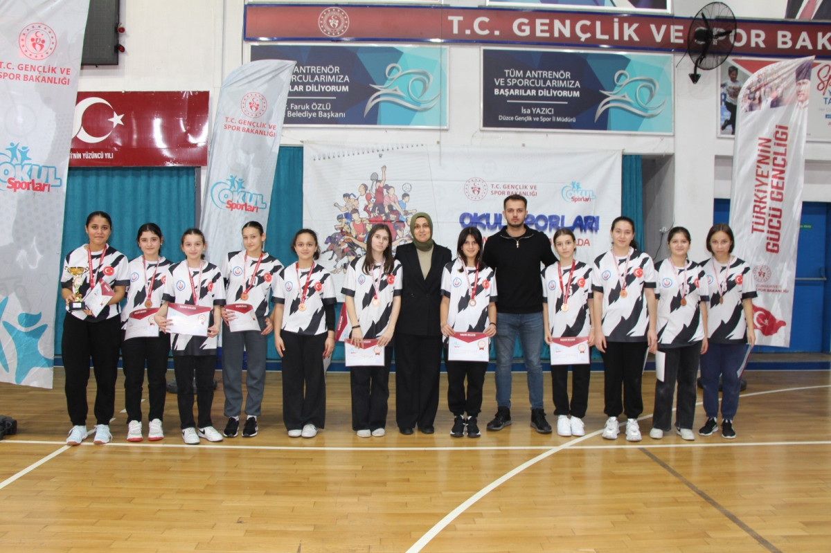 Yıldız Kızlar Voleybolda Birinci Belli Oldu